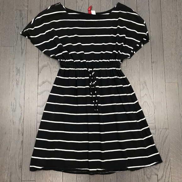 H&M Dresses & Skirts - H&M Short Sleeve Striped Drawstring Waist Dress